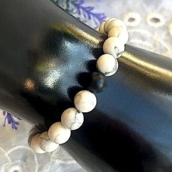 Natural Creamy White Howlite & Black Onyx Stretch Bracelet - Picture 1 of 7